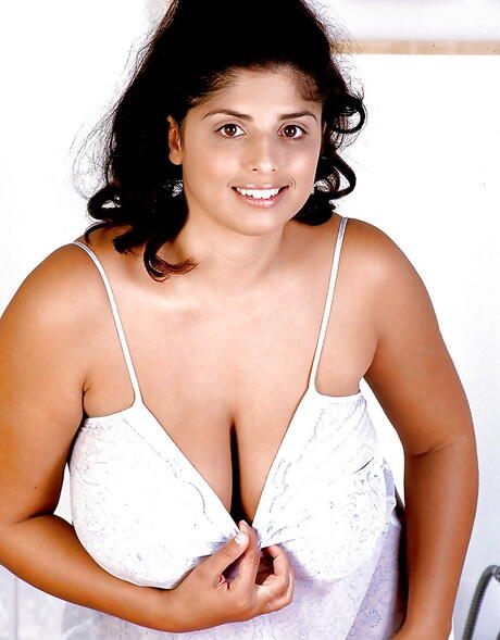 Attractive brittish milf Kerry Marie baring big knockers and dildoing 